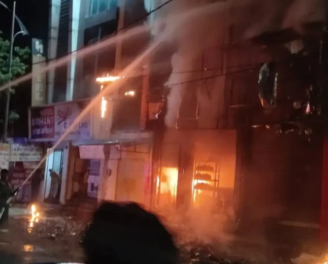 मैनपुरी: बस स्टैंड के पास बैटरी शोरूम में लगी भीषण आग, लाखों का सामान जलकर खाक