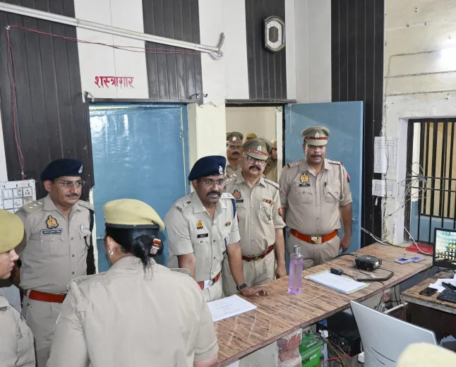 वार्षिक निरीक्षण में SSP डॉ. इलामारन ने परखी थाना कोतवाली देहात की व्यवस्थाएं