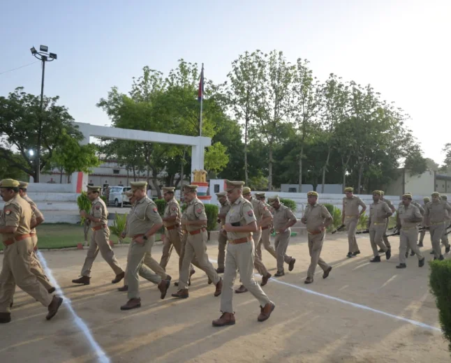 पुलिस लाइन में वरिष्ठ पुलिस अधीक्षक डॉ. इलामारन ने लिया शुक्रवार परेड का निरीक्षण
