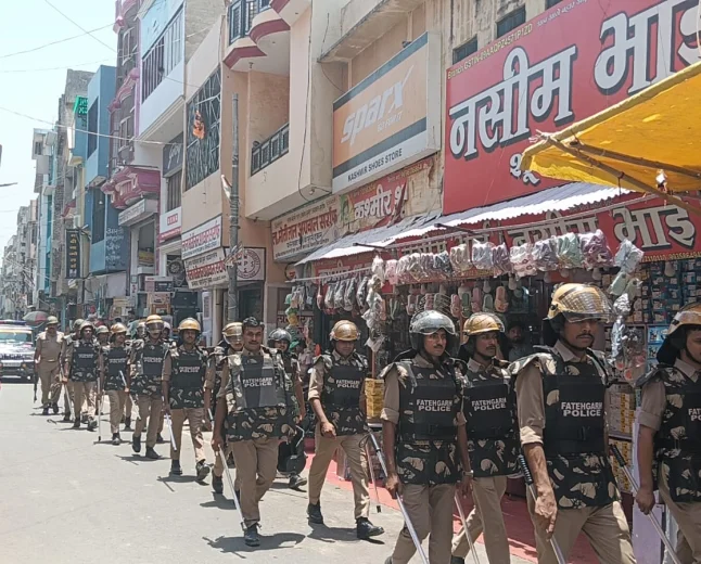 बकरीद से पहले फतेहगढ़ पुलिस अलर्ट मोड में, सड़कों पर उतरे अफसर