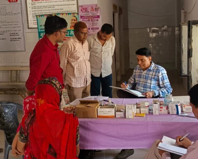 सीएमओ ने किया प्राथमिक स्वास्थ्य केंद्रों का औचक निरीक्षण, दो का वेतन रोका* 