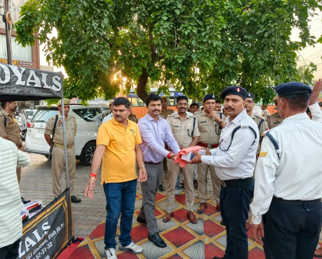 भीषण गर्मी में ट्रैफिक कर्मियों को डीएम-एसएसपी ने वितरित कीं थर्मोस्टेट बोतलें व तौलिये