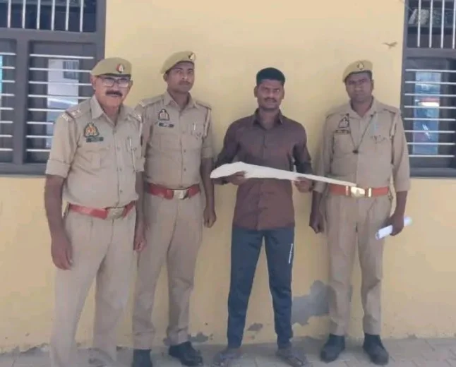फतेहगढ़ में कम्पिल पुलिस की बड़ी कार्रवाई: अवैध असलहा व कारतूस समेत शातिर अपराधी गिरफ्तार