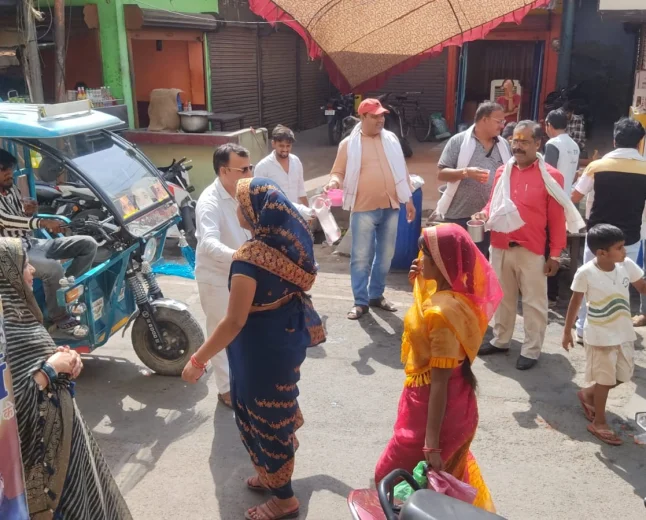 चिलचिलाती धूप में व्यापार संगठन ने बांटा शरबत, राहगीरों ने दी दुआएं