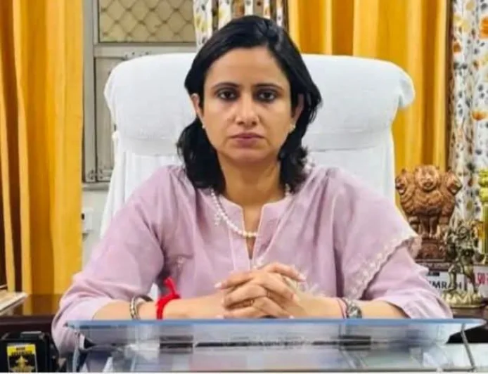 भ्रष्टाचार और लापरवाही पर डीएम का बड़ा एक्शन, चार कर्मचारी निलंबित