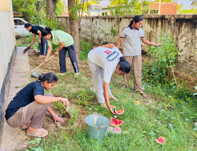 एटा पुलिस का स्वच्छता अभियान: थानों को बनाया साफ-सुथरा और व्यवस्थित