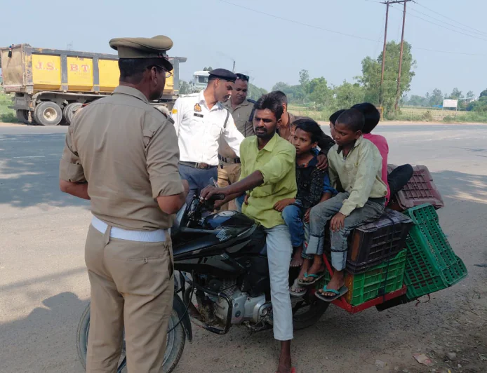 Kasganj news यातायात पुलिस द्वारा 182 वाहन चालकों के विरुद्ध चालान की कार्यवाही की