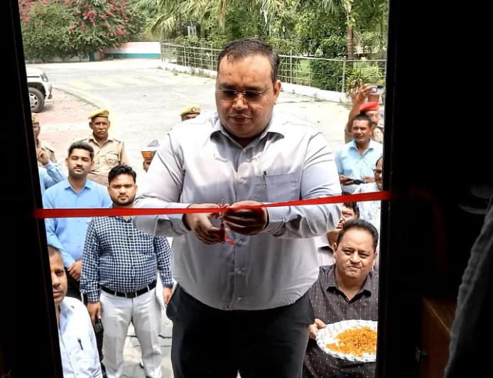 Kasganj news डीएम ने फीता काटकर विज्ञान बस का किया शुभारंभ, हरी झंडी दिखाकर बस को किया रवाना