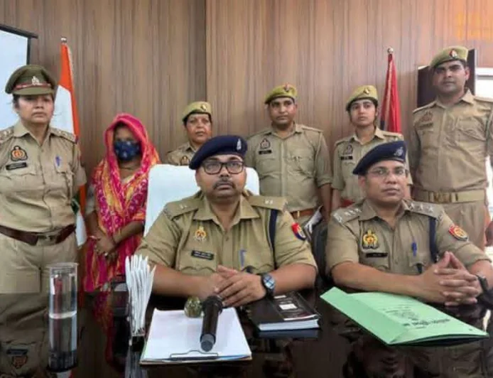 Farrukhabad News : पुलिस ने किया ब्लैकमेल गैंग का भंडाफोड़, झूठे मुकदमों में फंसाकर होती थी लाखों की वसूली