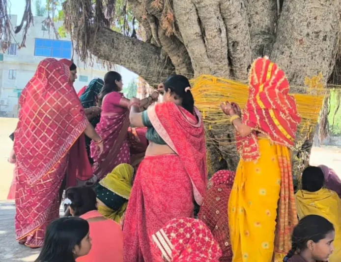 मैनपुरी में अखंड सौभाग्य के पर्व वट सावित्री की धूम, उमड़ा श्रद्धा का सैलाब