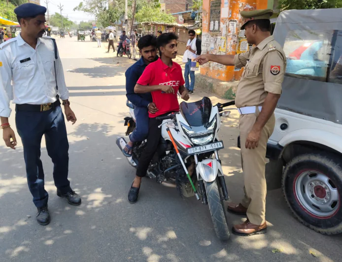 Kasganj news यातायात अभियान चलाकर 113 वाहन चालकों के विरुद्ध की गई कार्यवाही, ₹2,67,500 ऑनलाइन शमन शुल्क अधिरोपित ।