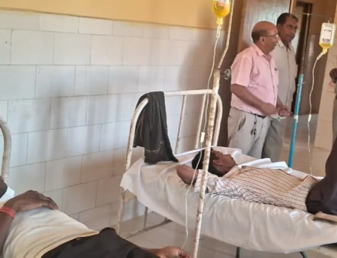 सीएमओ डॉ. आर.सी. गुप्ता का पीएचसी जसरऊ में औचक निरीक्षण, दो का वेतन काटा