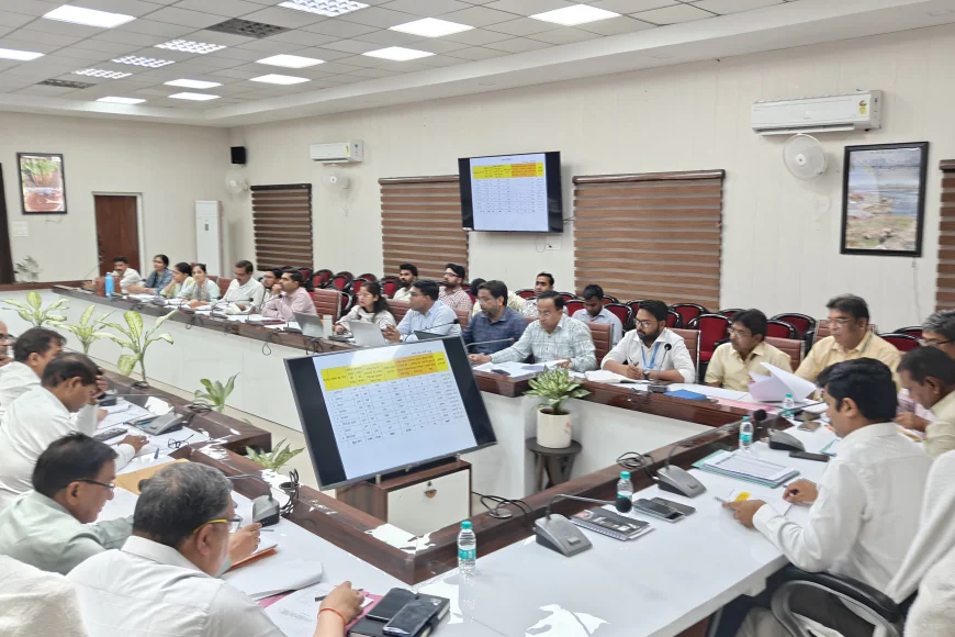 जिला स्वास्थ्य सेवाओं को सुदृढ़ बनाने हेतु डीएम ने दिए कड़े निर्देश