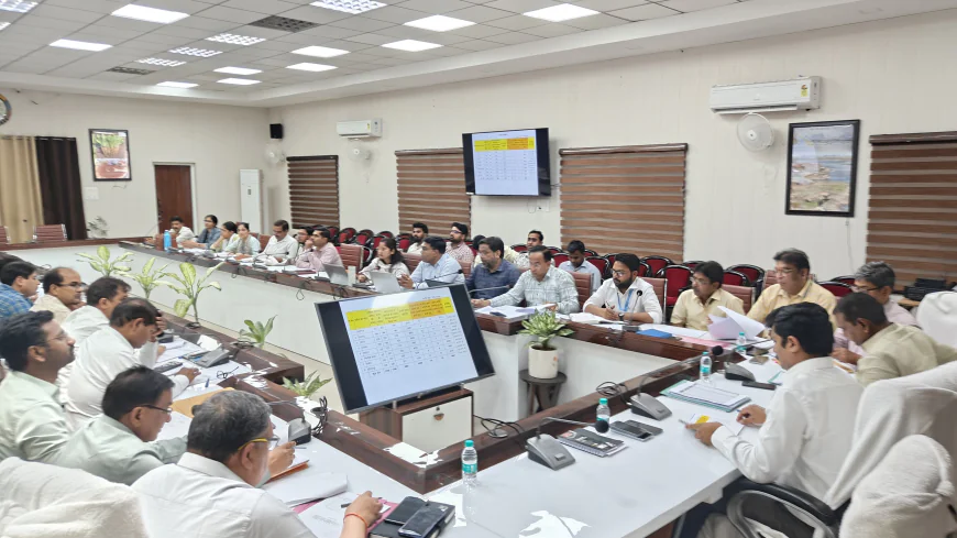 जिला स्वास्थ्य सेवाओं को सुदृढ़ बनाने हेतु डीएम ने दिए कड़े निर्देश