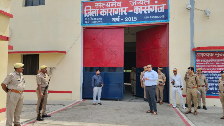 Kasganj news जिलाधिकारी प्रणय सिंह एवं पुलिस अधीक्षक ओम प्रकाश सिंह ने जिला कारागार का किया स्थलीय निरीक्षण।
