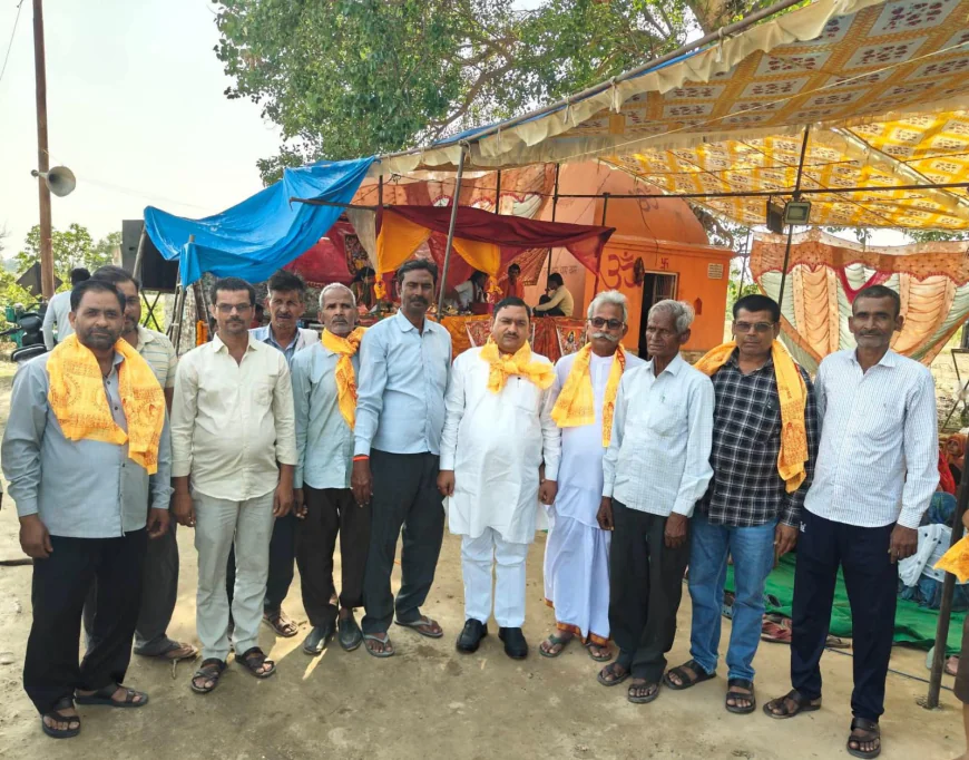 Kasganj news कथा का शुभारंभ क्षेत्रीय विधायक हरिओम वर्मा ने ठाकुर जी के समक्ष दीप प्रज्वलित कर एवं फीता काटकर किया।