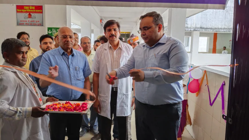 Kasganj news जिलाधिकारी प्रणय सिंह ने फीता काटकर किया रक्तदान शिविर का शुभारंभ