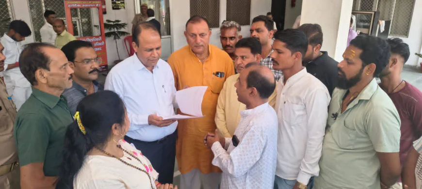 कालिंदी एक्सप्रेस के रूट बदलाव की चर्चा से व्यापारियों में आक्रोश, डीएम को सौंपा ज्ञापन