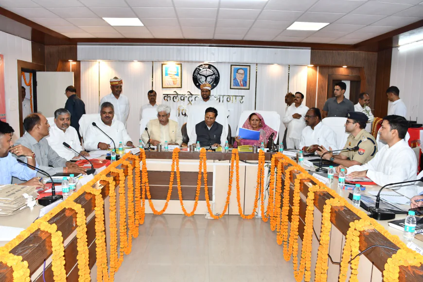 कलेक्ट्रेट सभागार में उत्तर प्रदेश विधान परिषद की समिति ने विकास योजनाओं एवं लंबित याचिकाओं की प्रगति पर की समीक्षा