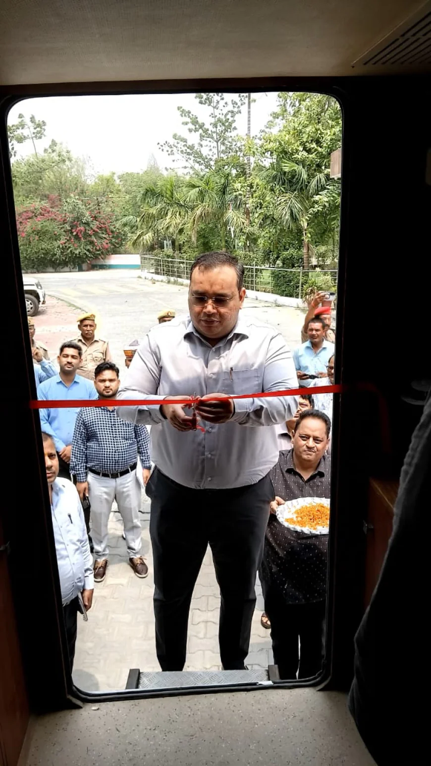 Kasganj news डीएम ने फीता काटकर विज्ञान बस का किया शुभारंभ, हरी झंडी दिखाकर बस को किया रवाना