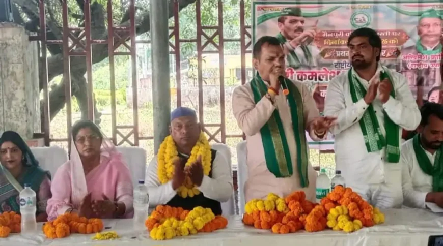 किसानों ने घेरा कलेक्ट्रेट, जन प्रतिनिधियों की संपत्ति जांच और पेंशन बंद करने की मांग