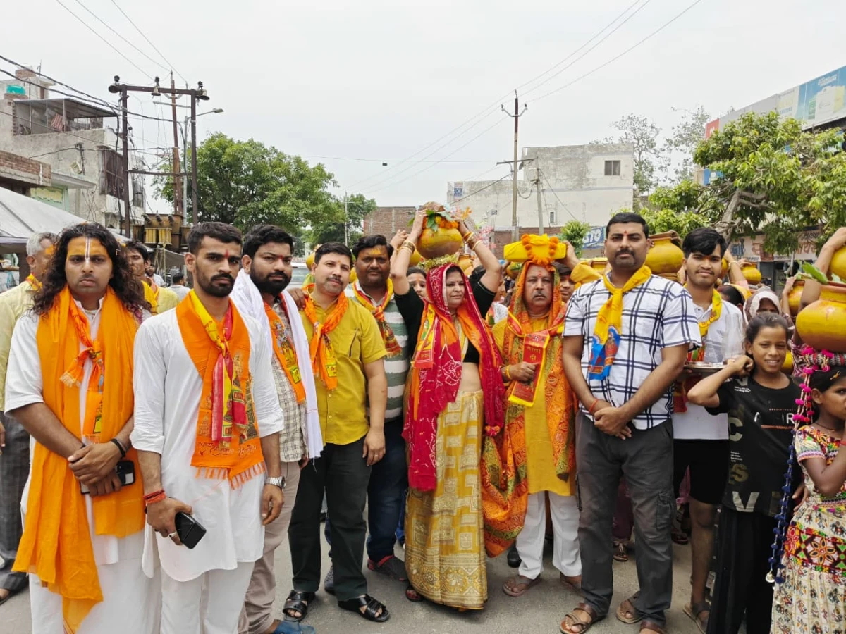 Kasganj news अमापुर शीतला माता मंदिर पर ध्वज स्थापना संग नौ दिवसीय श्रीराम कथा महोत्सव का आयोजन प्रारम्भ 