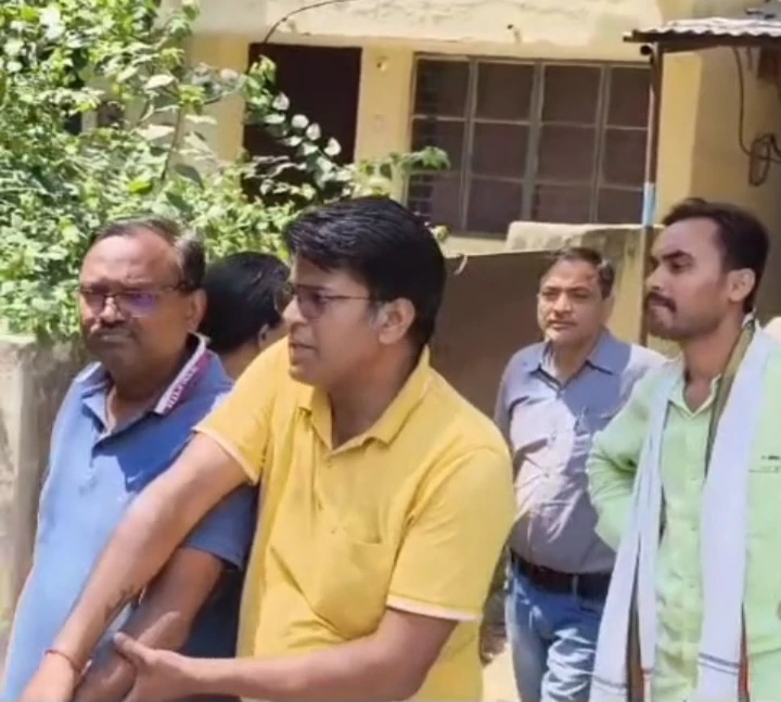 फर्रुखाबाद में  विजिलेंस का छापा, 24 हजार की रिश्वत लेते खनन अधिकारी समेत 2 गिरफ्तार