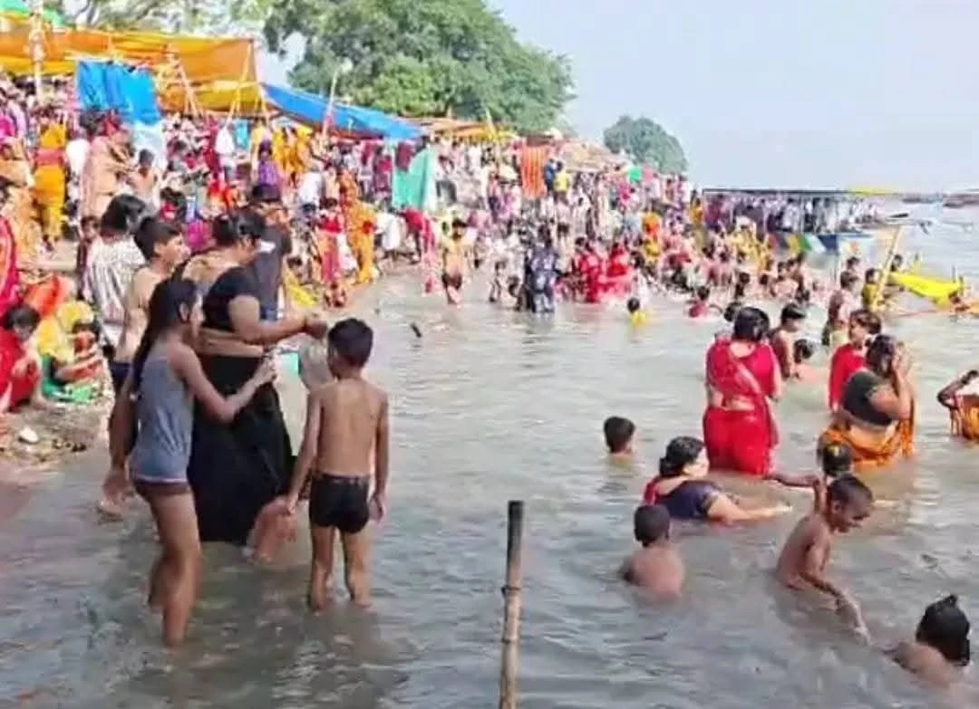 सोमवती अमावस्या पर उमड़ा आस्था का सैलाब, 20 हजार श्रद्धालुओं ने गंगा में लगाई डुबकी