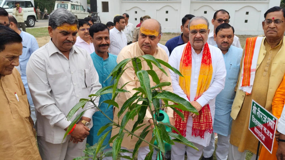 Kasganj news मा0 प्रभारी मंत्री भूपेंद्र सिंह चौधरी ने बरगद का पौधा रोपकर दिया पर्यावरण संरक्षण का संदेश।