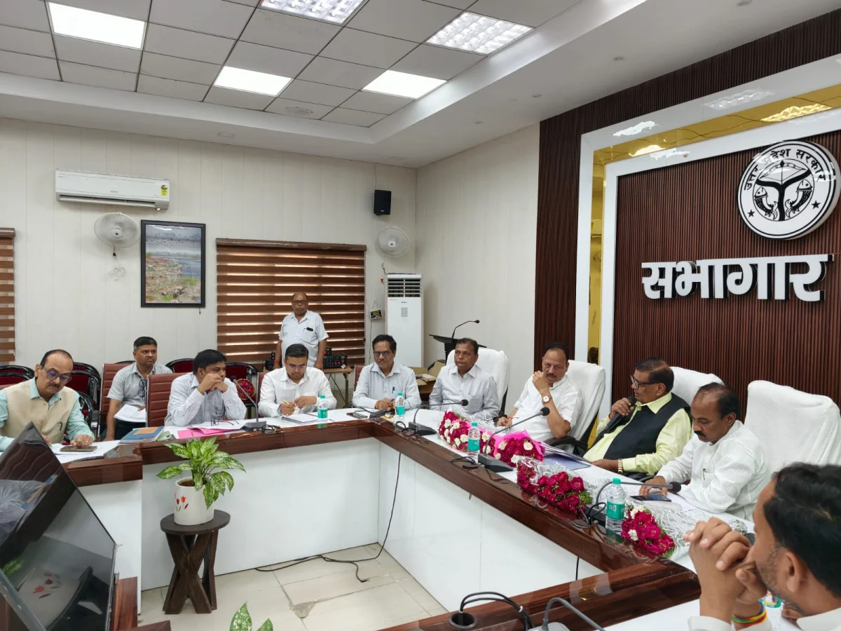 एटा में विद्युत व्यवस्था सुदृढ़ करने के निर्देश: उपभोक्ताओं की शिकायतों का होगा त्वरित समाधान