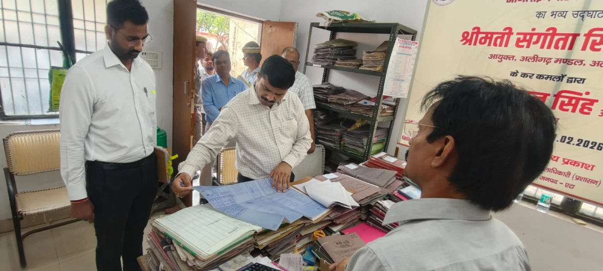 जिलाधिकारी ने विनियमित क्षेत्र कार्यालय का किया औचक निरीक्षण