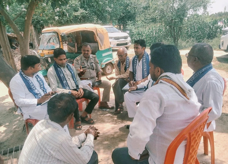 Kasganj news पिछले दिनों चार वर्षीय मासूम आरोही की निर्मम हत्या कर दी गई, बसपा का प्रतिनिधि मंडल पंहुचा पीड़ित परिवार के बीच 