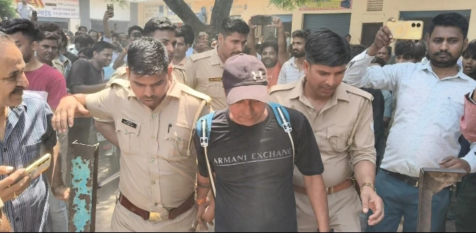 प्रेमिका से मिलने की जिद में 200 फीट ऊंचे टावर पर चढ़ा युवक, पांच घंटे बाद सकुशल उतारा गया