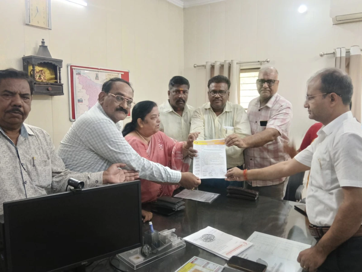 Farrukhabad News :  बिजली बिलों पर 10% ईंधन अधिभार बढ़ोतरी के विरोध में व्यापारियों ने सौंपा ज्ञापन