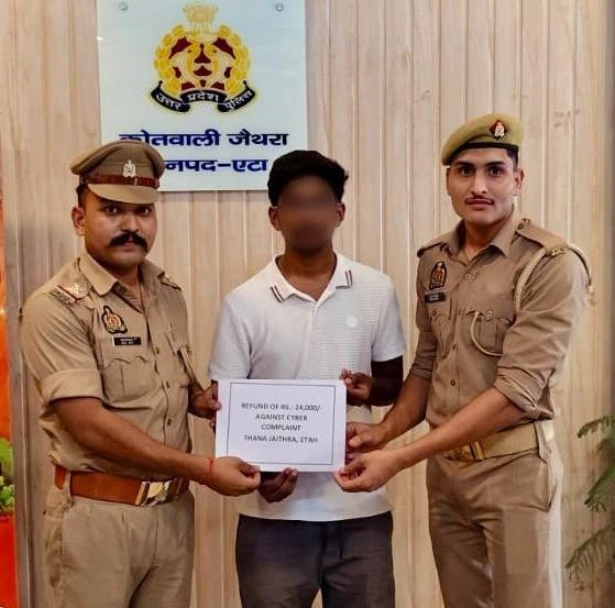 एटा पुलिस की साइबर टीमों ने ठगी के शिकार दो पीड़ितों को लौटाए 34 हजार रुपये