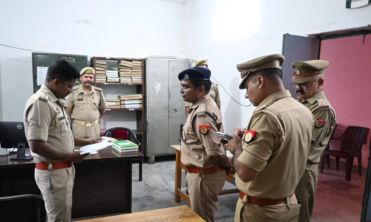 Etah News : क्षेत्राधिकारी कार्यालय का वरिष्ठ पुलिस अधीक्षक द्वारा औचक निरीक्षण