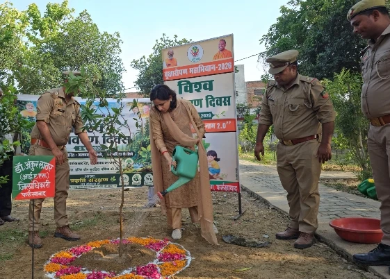 विश्व पर्यावरण दिवस पर डीएम ने किया वृक्षारोपण