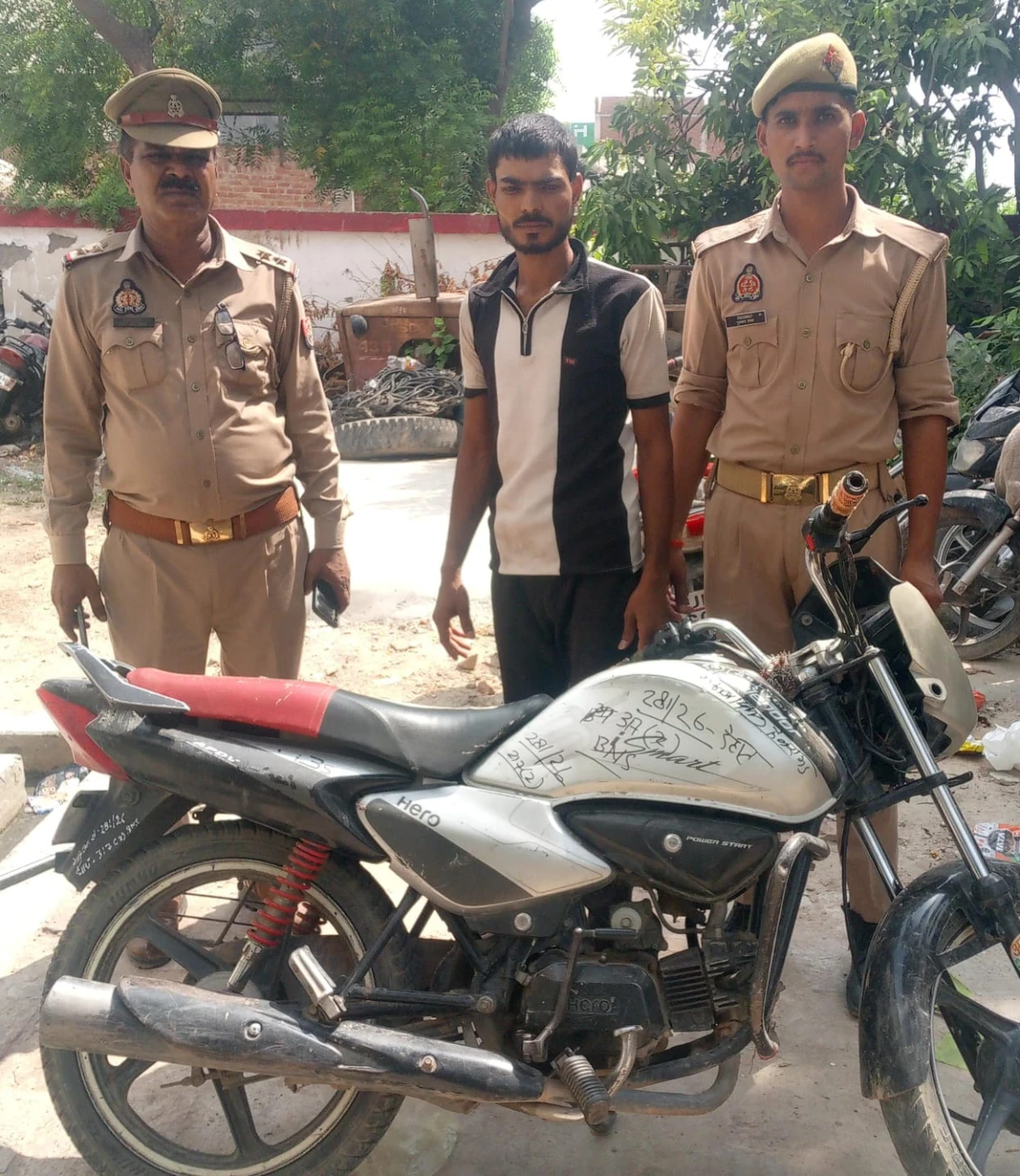 एटा पुलिस ने तीन वाहन चोर दबोचे, दो चोरी की बाइक बरामद