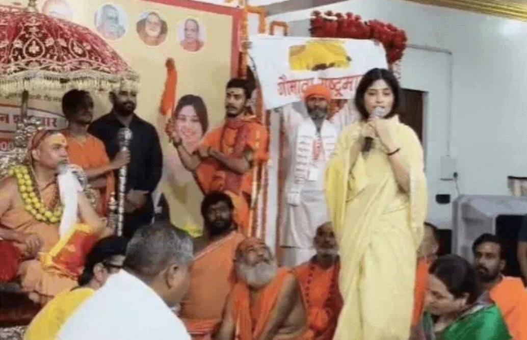 डिंपल यादव ने शंकराचार्य अविमुक्तेश्वरानंद से लिया आशीर्वाद, सपा के पूर्ण समर्थन का दिया भरोसा