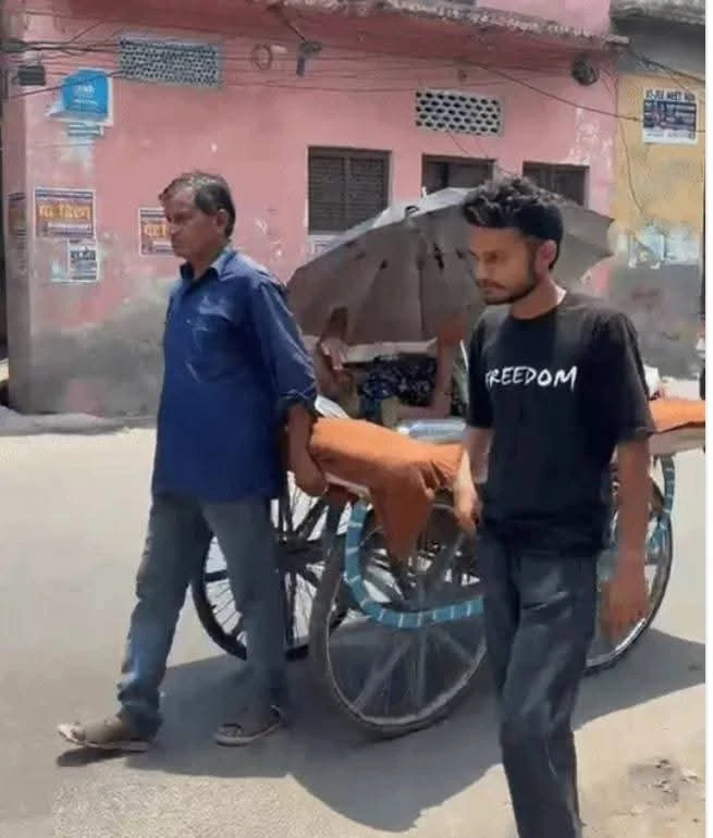 शर्मनाक तस्वीर: टूटा पैर, दर्द से कराहती दादी और पेंशन के लिए ठेले का सहारा — बैंकिंग व्यवस्था पर गंभीर सवाल