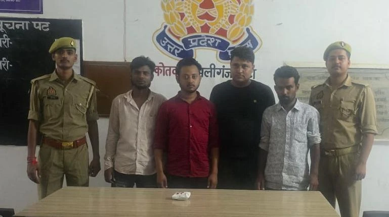अलीगंज पुलिस ने जुआ खेलते 4 अभियुक्तों को किया गिरफ्तार, ₹15,840 नकद व ताश के पत्ते बरामद