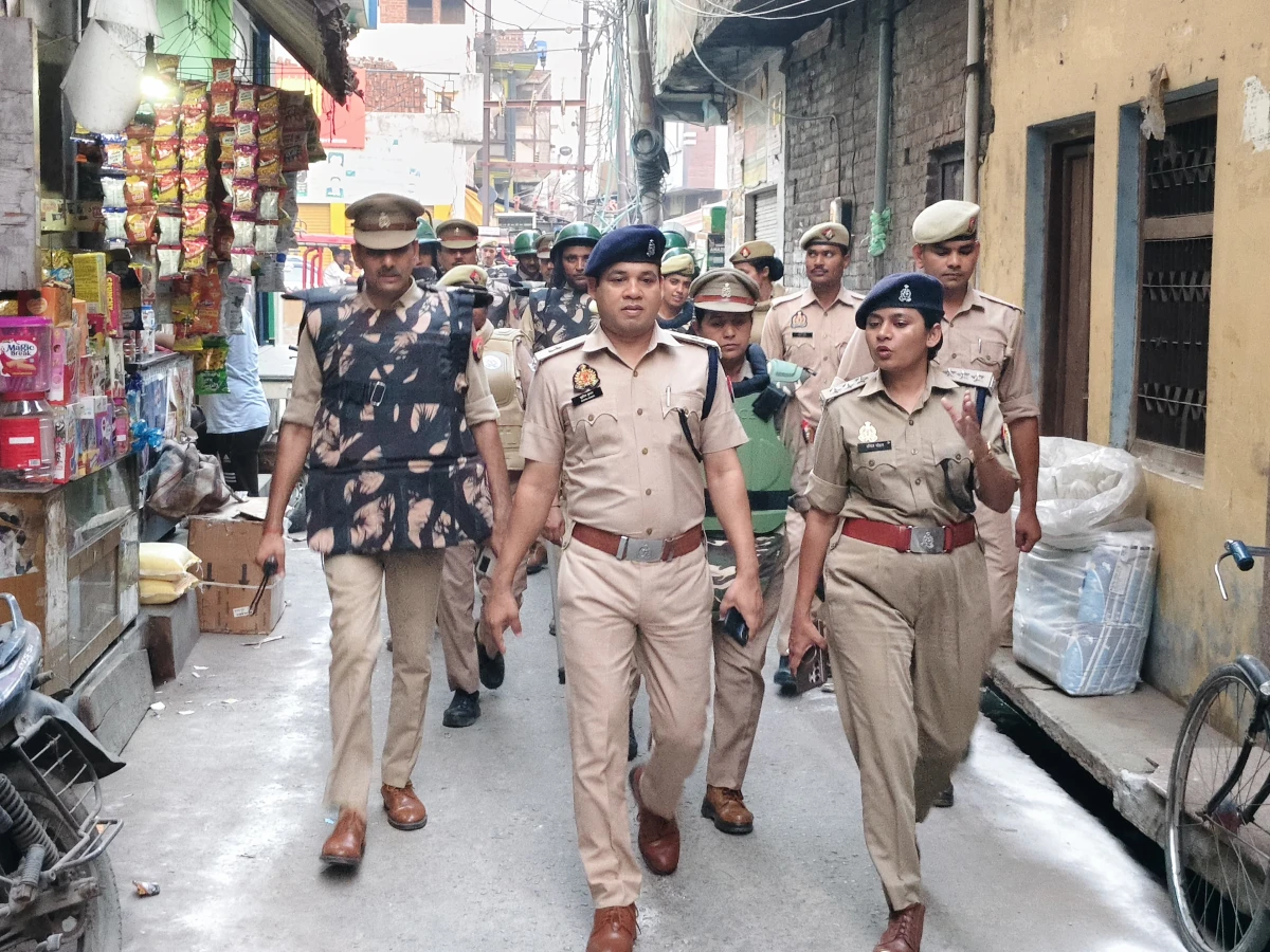 Kasganj news मोहर्रम के दृष्टिगत कासगंज पुलिस का फ्लैग मार्च, आमजन में जगाया सुरक्षा का भाव