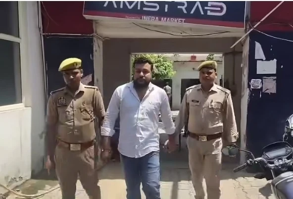 Etah News : ईंट ट्रैक्टरों से गुंडा टैक्स वसूलने वाला युवक गिरफ्तार, पुलिस ने भेजा जेल