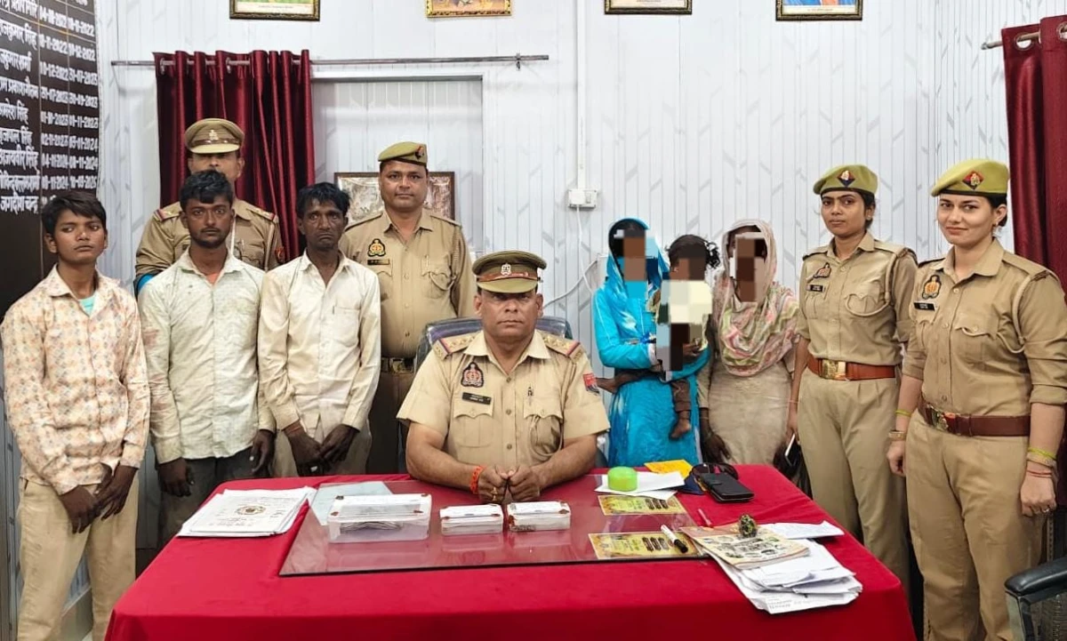 Kasganj news थाना ढोलना पुलिस की बड़ी कार्यवाही । गाड़ी में लिफ्ट देकर चोरी करने वाले गिरोह का किया भांडाफोड़, 05 अभियुक्तगण को किया गिरफ्तार