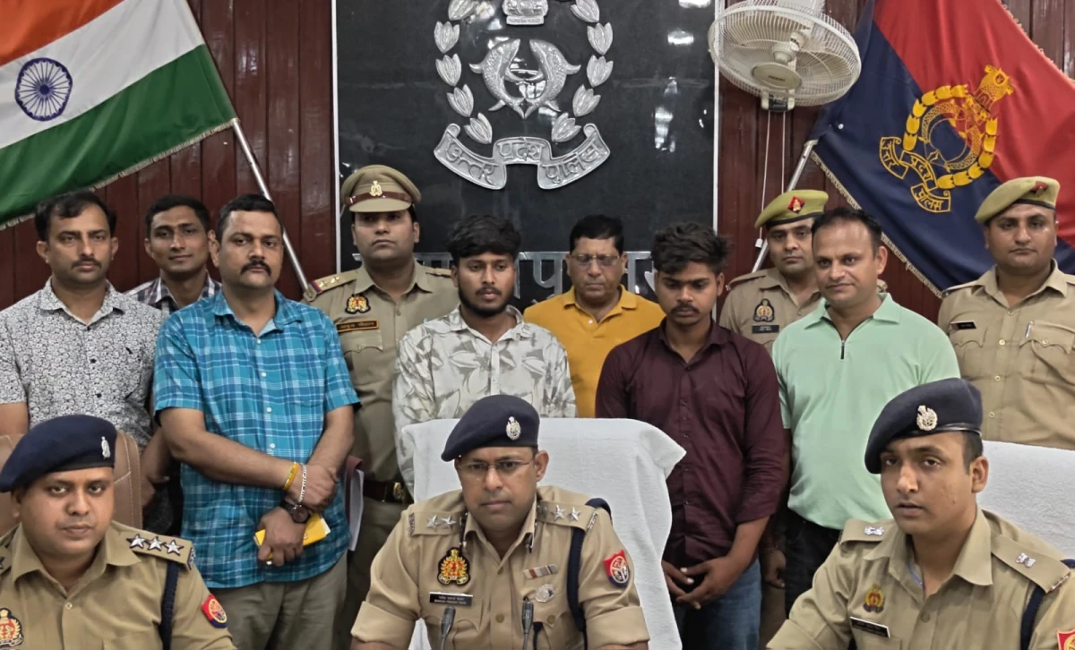 ई-रिक्शा लूटने वाले गिरोह के दो बदमाश गिरफ्तार, चोरी के वाहन और अवैध असलहा बरामद