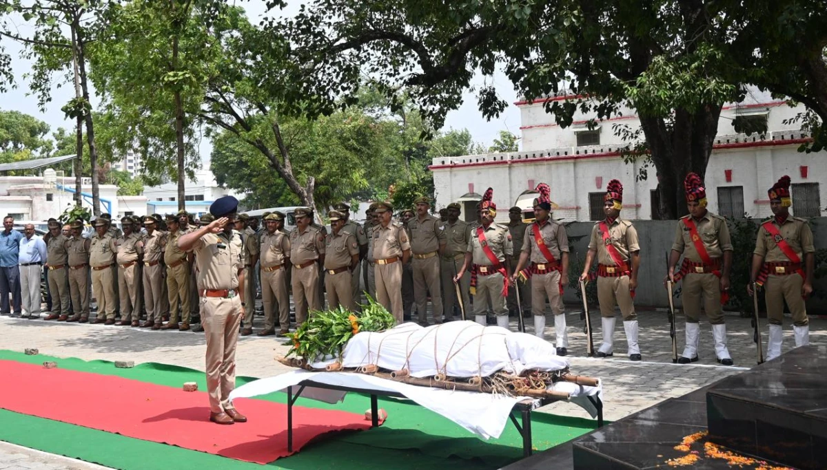 निरीक्षक नवीन कुमार यादव की सड़क दुर्घटना में मृत्यु,  पुलिस लाइन में दी गई शोक सलामी