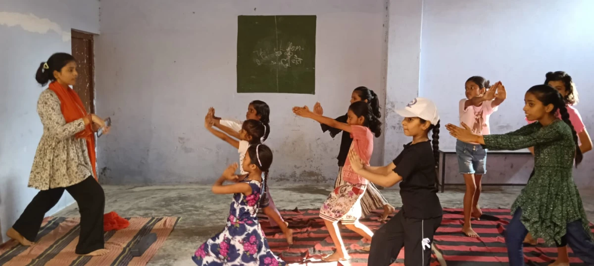 जर्जर भवन का छज्जा गिरा, बड़ा हादसा टला: 65 बच्चों की सुरक्षा पर मंडराया खतरा