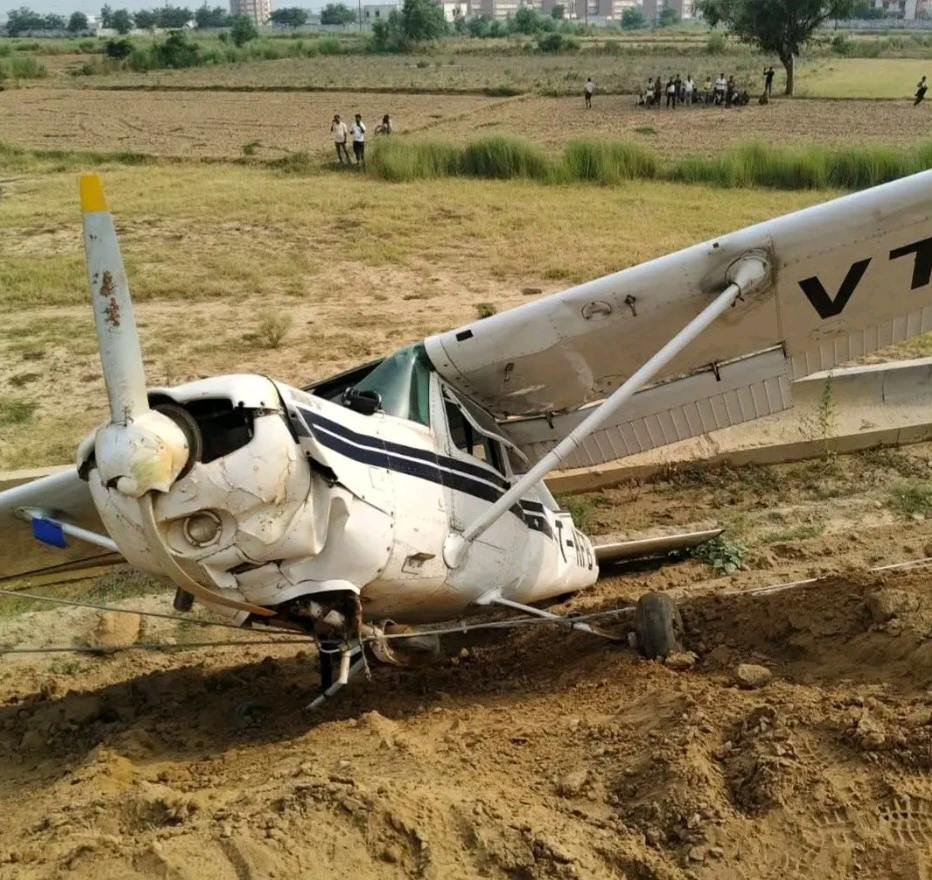 Kasganj news कासगंज विमान हादसा 33 केवी हाईटेंशन लाइन से टकराया ; ट्रेनी पायलट मौत के मुहाने से लौटी
