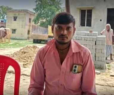 फर्रुखाबाद: झूठी शिकायत से रुका गरीब का आशियाना, परिवार खुले आसमान के नीचे