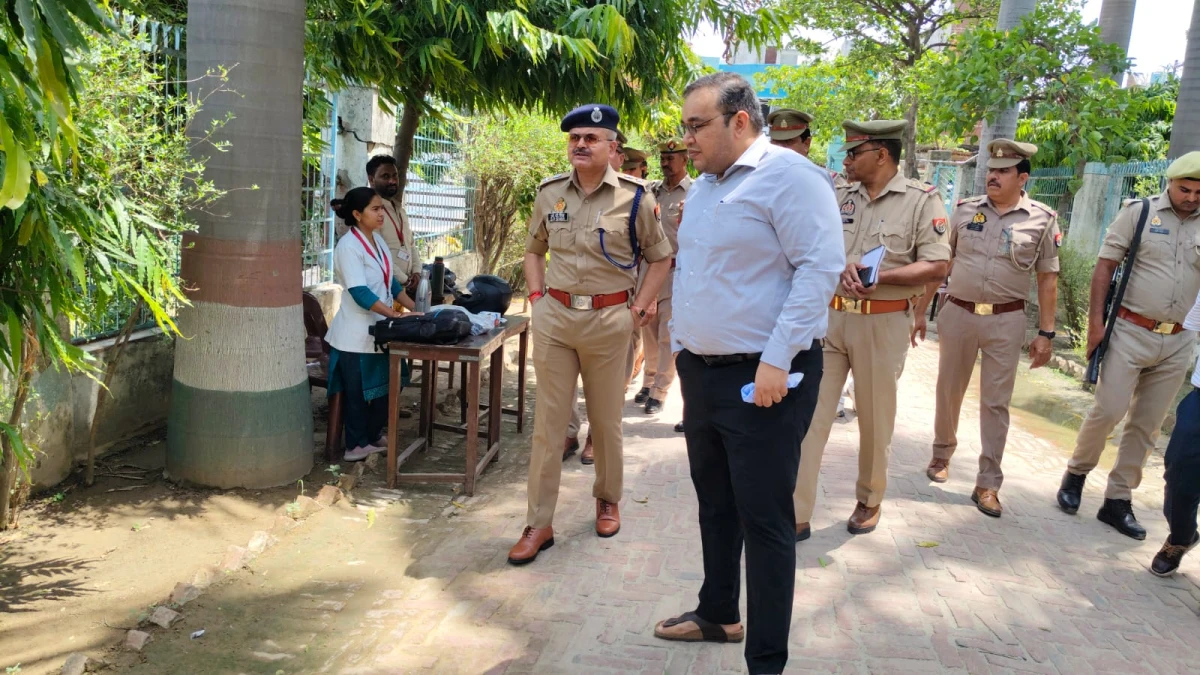 Kasganj news जिलाधिकारी प्रणय सिंह एवं पुलिस अधीक्षक ओम प्रकाश सिंह ने पुलिस आरक्षी भर्ती परीक्षा केंद्रों का किया निरीक्षण।